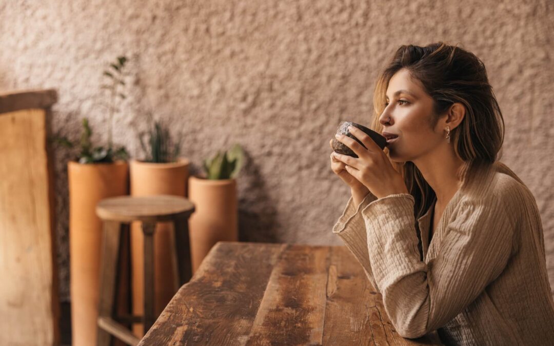 POR QUÉ QUIERES SALIR CON ESCORPIO (Y por qué podrías terminar buscando tu alma en los restos emocionales que dejó detrás.)