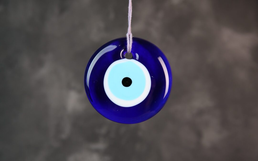CÓMO SABER SI ALGUIEN TE HA LANZADO MAL DE OJO Y CÓMO ROMPERLO