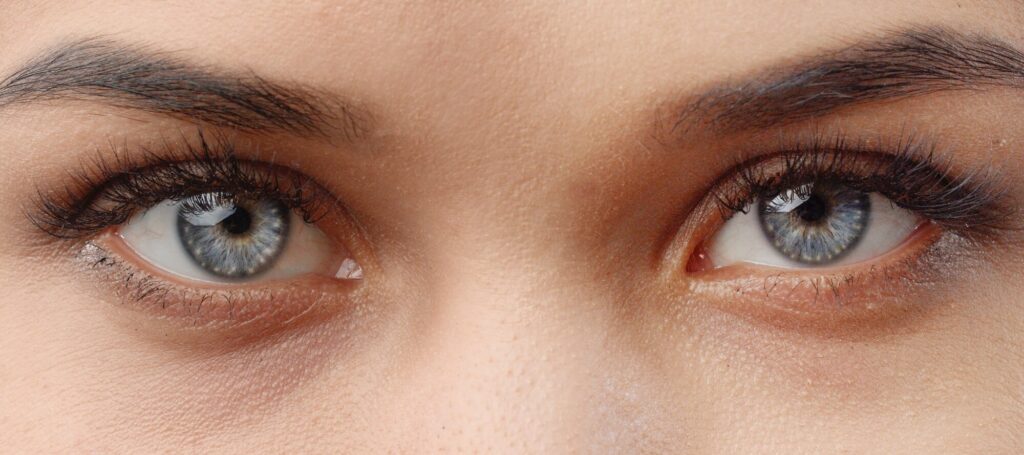 Ojos grises