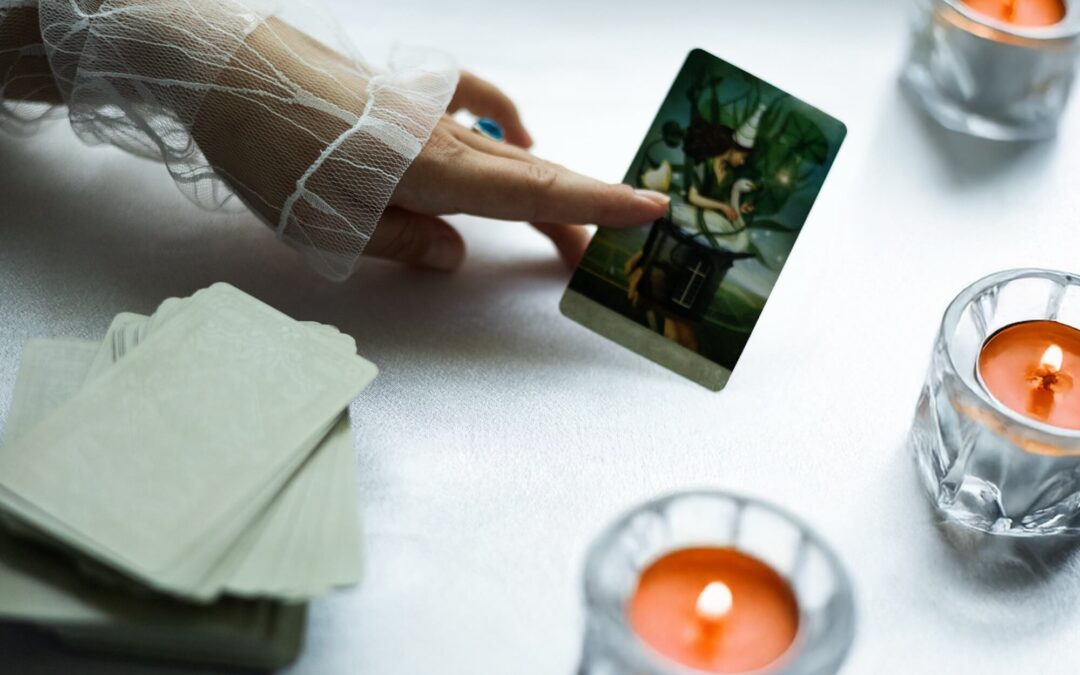 Tu signo + tu tirada del tarot para la temporada de Cáncer 2026